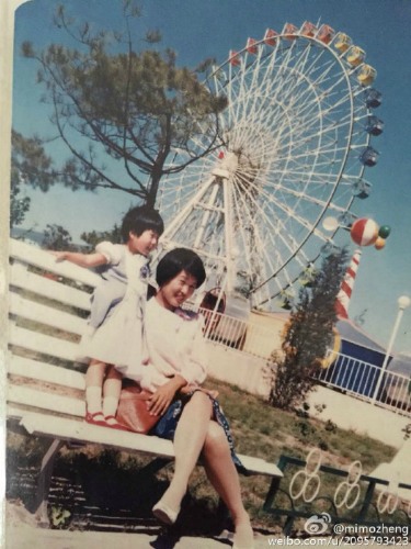 石景山游乐园，多标志性的摩天轮啊，几乎所有在那照的照片都有摩天轮的存在。。86年的我。还有那年的爸爸妈妈。3