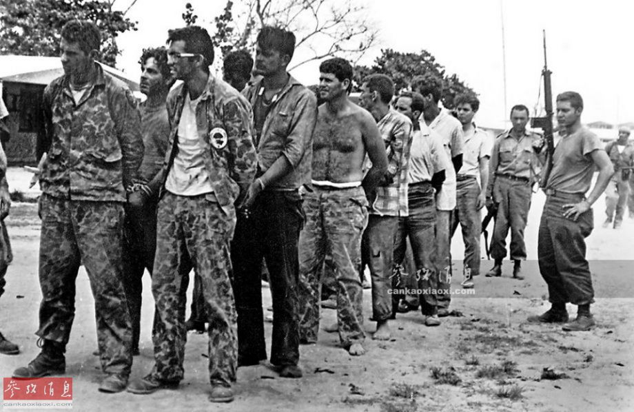8.1961年，在中情局的直接策划和指挥下，古巴流亡分子在猪湾登陆，突袭古巴，目的也是暗杀卡斯特罗斯特罗，但最终惨遭失败。。图为被俘的古巴反政府武装人员。