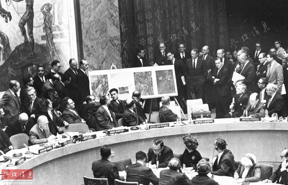15.1962年10月25日，联合国安理会紧急会议上，美国代表向安理会成员展示古巴导弹的证据。
