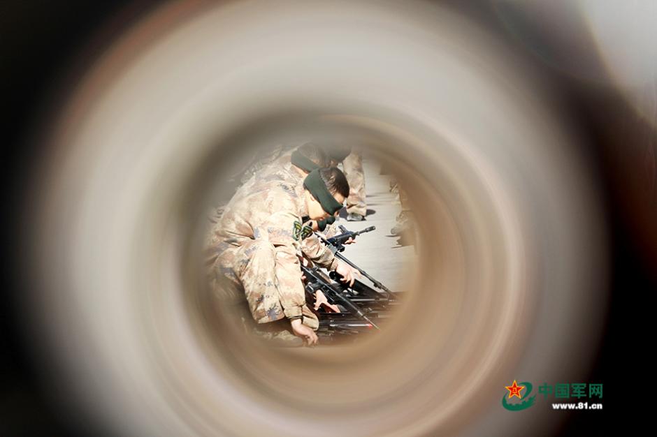 这小哥几个，一个不服一个，说来就来，蒙着眼比赛分解结合，速度还真不慢。