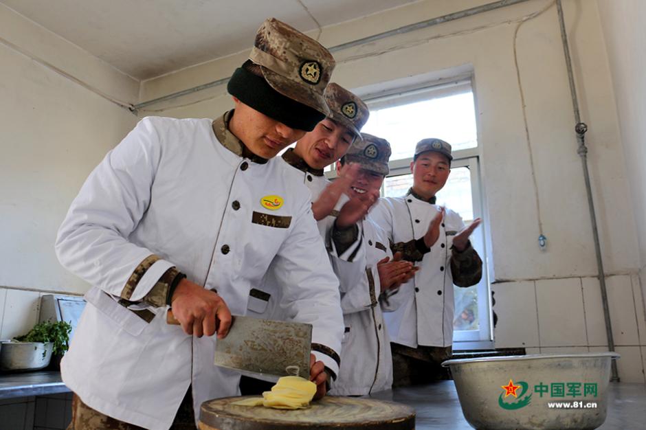 给大家表演一下我的成名技——闭眼切土豆丝。