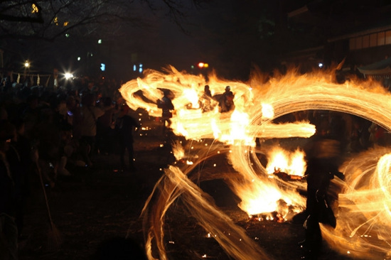 火轮飞舞迎新春：日本撒火祭神仪式壮观（组图）