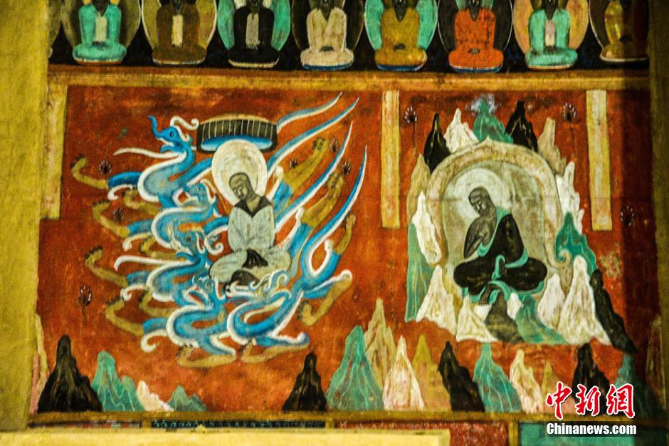 敦煌大漠新凿“现代石窟” 中外画作如梦如幻