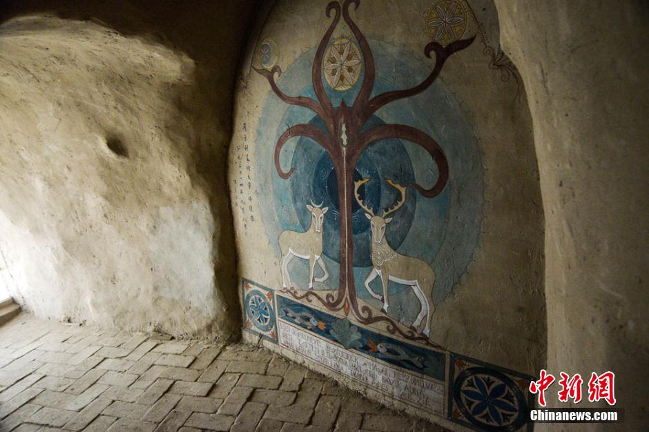 敦煌大漠新凿“现代石窟” 中外画作如梦如幻