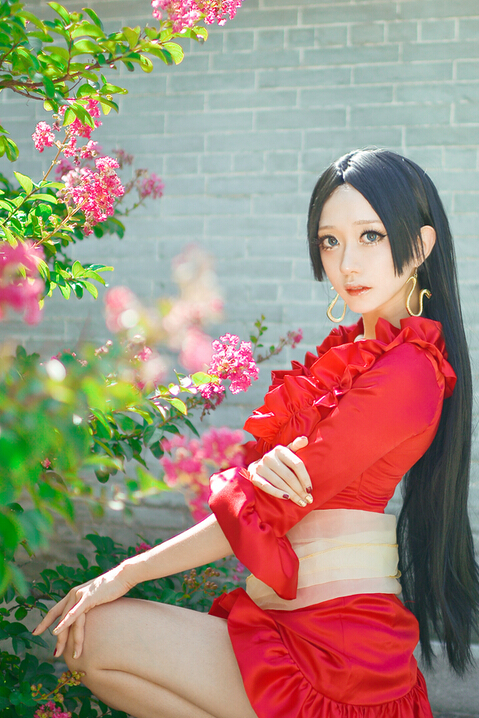 腿比原版还长 韩国美少女COS《海贼王》女帝