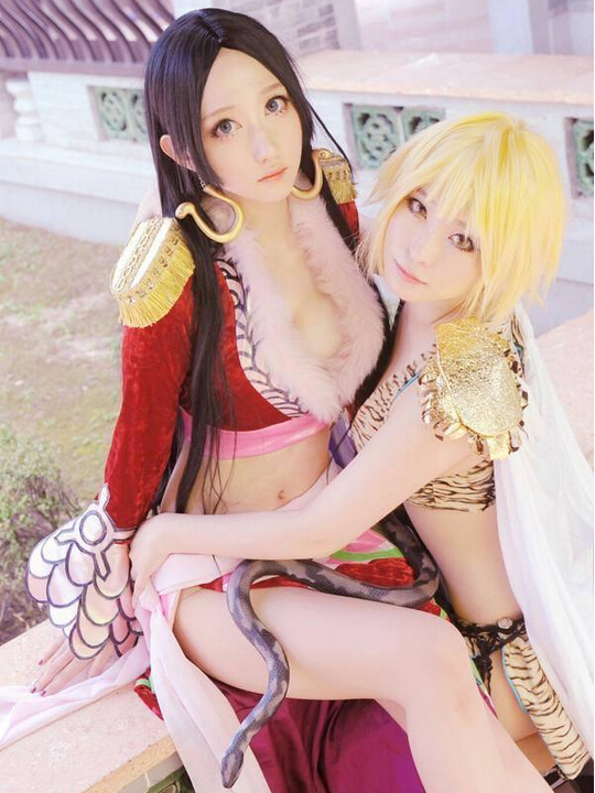 腿比原版还长 韩国美少女COS《海贼王》女帝