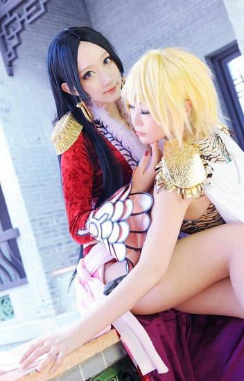 腿比原版还长 韩国美少女COS《海贼王》女帝