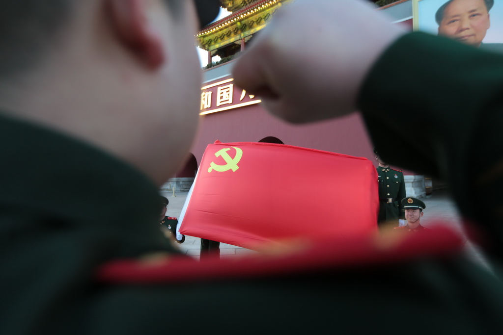 新入党的战士面对党旗庄严宣誓 人民网特约记者李光印摄影报道