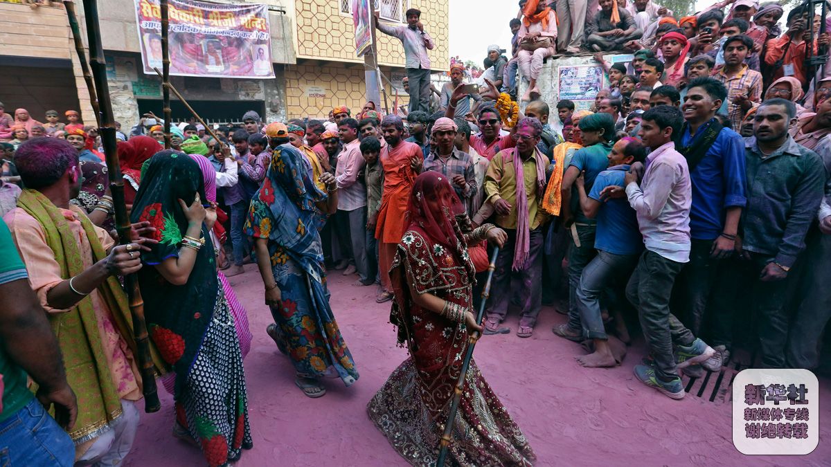 印度“洒红节”上的传统游戏(2)