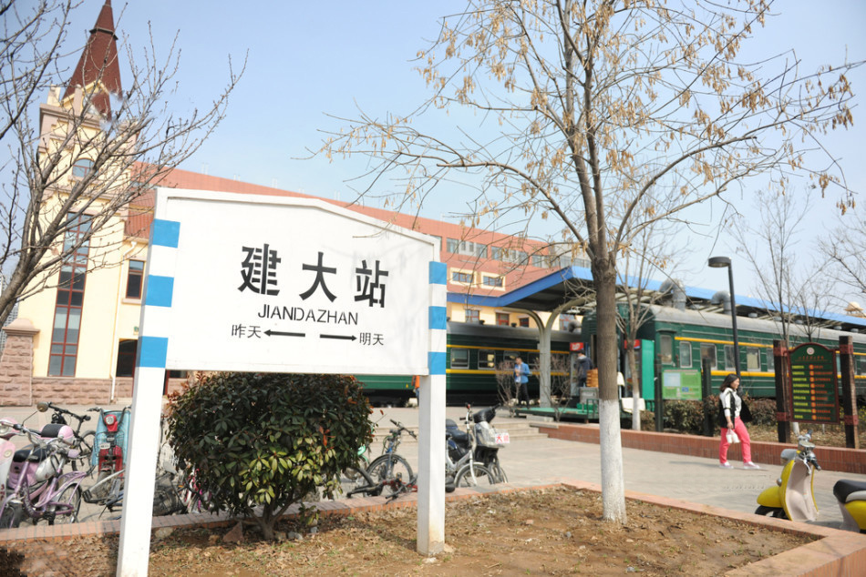 济南绿皮火车变食堂 大学生吃饭“赶火车”