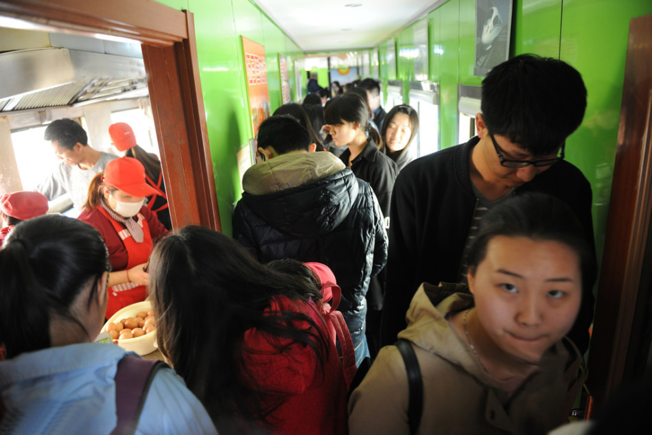 济南绿皮火车变食堂 大学生吃饭“赶火车”