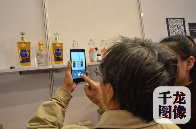 消费者正在拍照