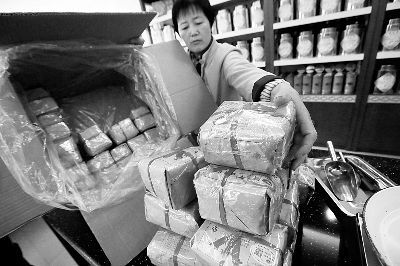 元长厚茶庄工作人员正在摆放头茬西湖龙井明前茶 摄/曹博远