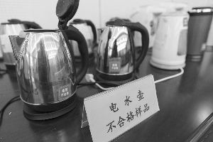 现场展示不合格样品 现代快报记者 徐洋 摄