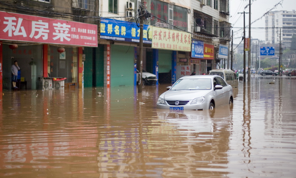 3月20日，在江西省赣州市章贡区湖边镇龙岭村，一辆小汽车在积水中熄火。新华社发（陈地长 摄）