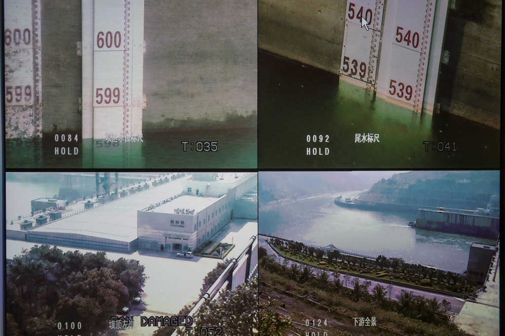 云南景洪水电厂监视器上显示的坝区水位标尺和尾水标尺（3月20日摄）。新华社记者 胡超 摄
