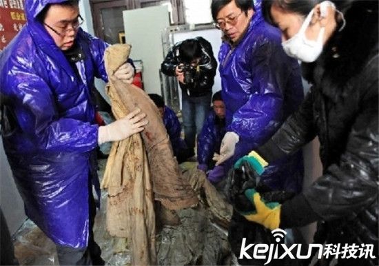 明代女尸宽衣解带后的惊人发现