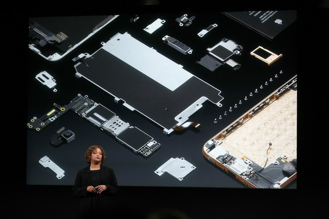 Liam机器人可以智能拆解旧iPhone，并分类零部件。