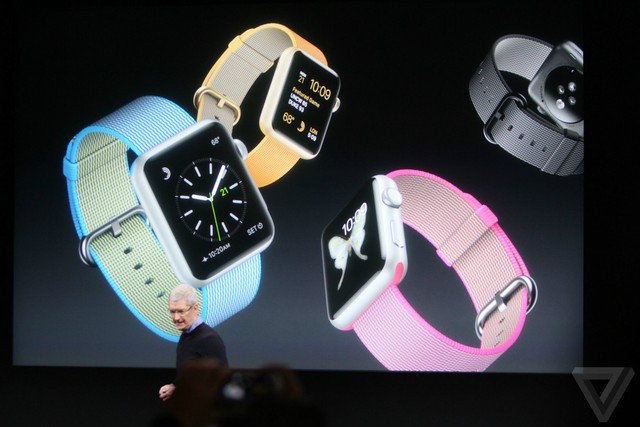 蒂姆库克登场，开始讲产品，首先：Apple Watch。