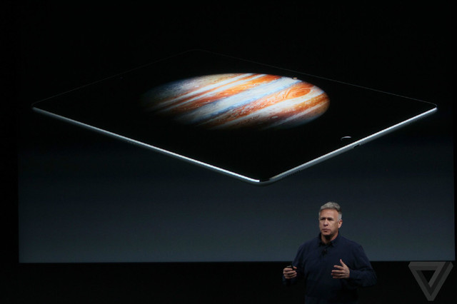 Phil Schiller上台介绍新款iPad。