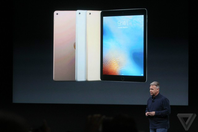 9.7英寸iPad Pro屏幕上增加了抗反射涂层，由此可以减少40%左右的眩光。