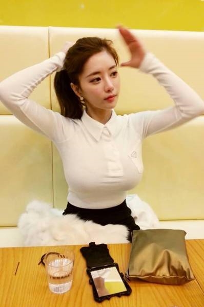 韩国网络女主播走红：魔鬼身材