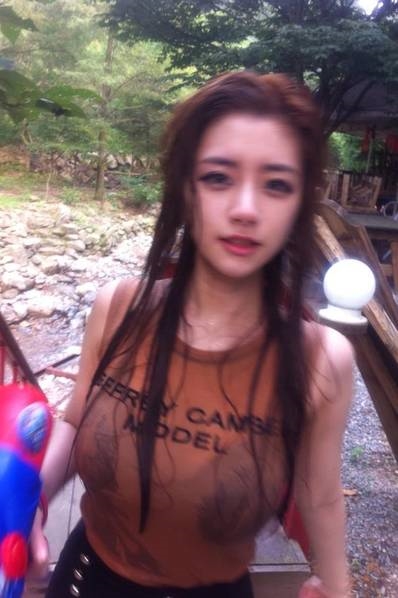 韩国网络女主播走红：魔鬼身材