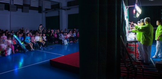 东莞供电局“地球一小时”之夜重拾童年光影