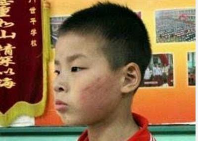 午睡不闭眼被打脸 要是偷偷讲话不得被打残啊！（组图）