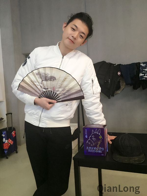 歌手霍尊捐出中国风折扇、宫崎骏珍藏版DVD套装以及黑色棒球帽助力公益活动