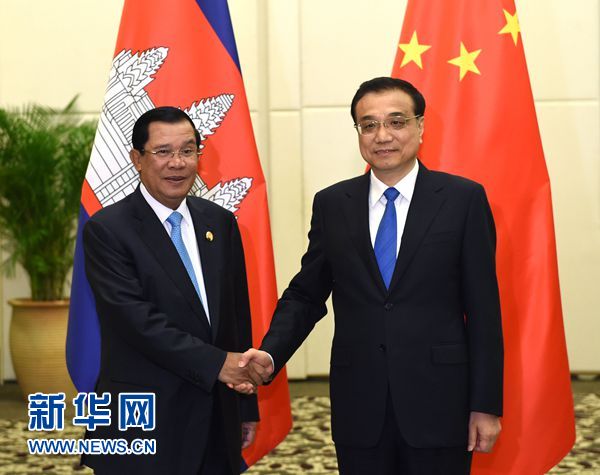 3月23日，国务院总理李克强在海南三亚会见来华出席澜沧江—湄公河合作首次领导人会议及博鳌亚洲论坛2016年年会的柬埔寨首相洪森。新华社记者 饶爱民 摄