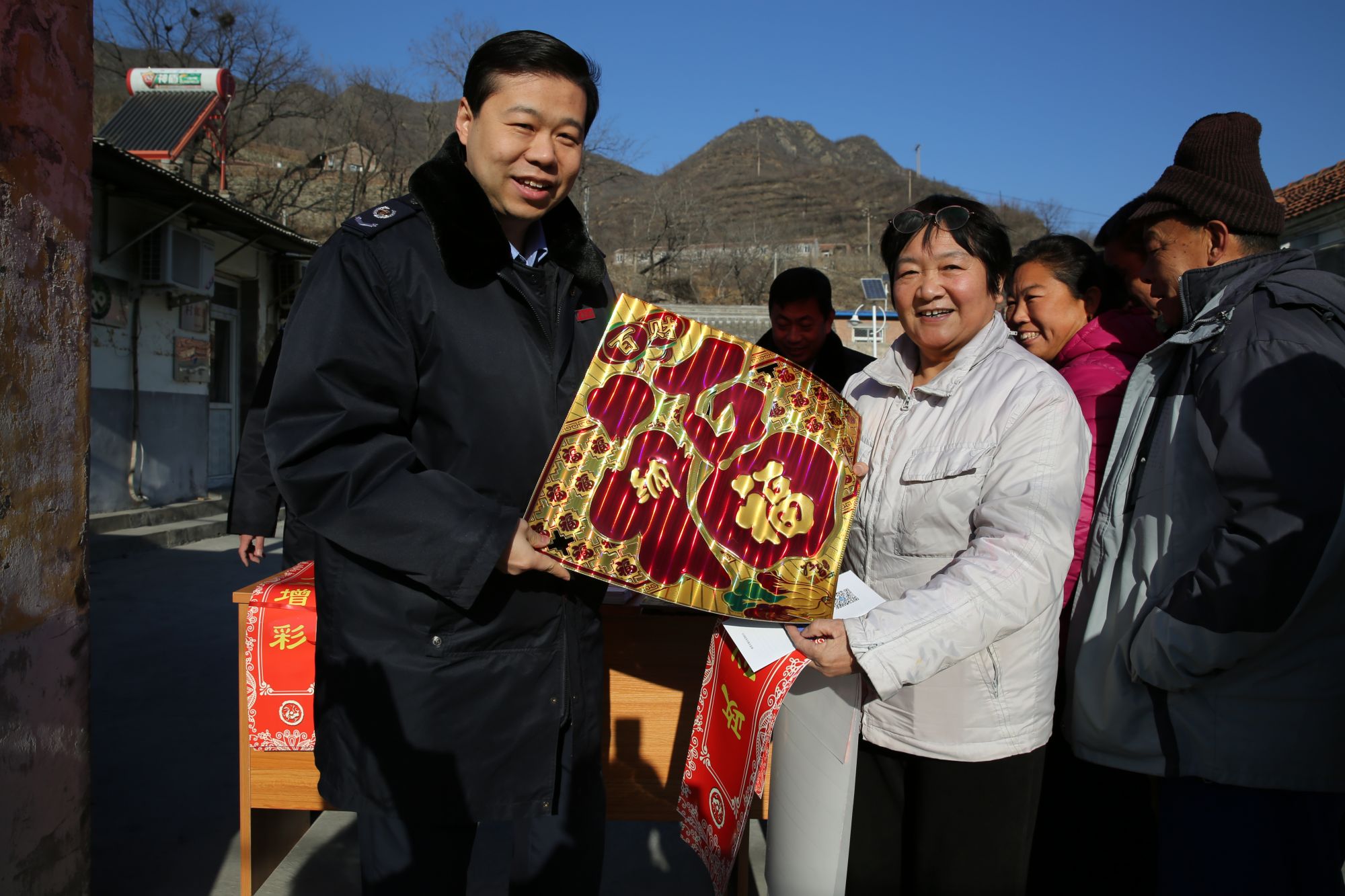 1.北京市门头沟区地税局干部主动送税法进乡村。