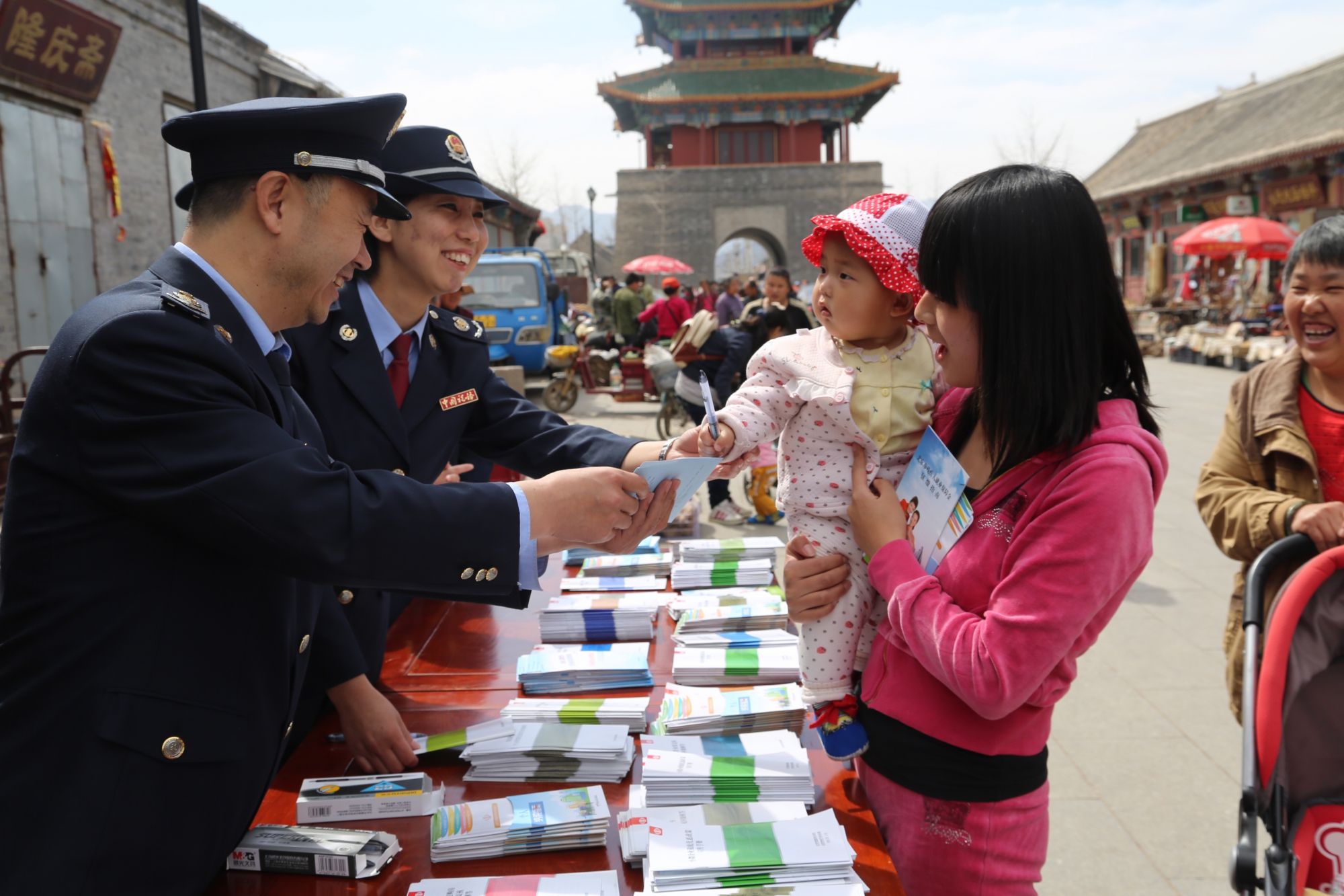 4.北京市延庆区地税局干部在永宁镇街头开展税法宣传活动。