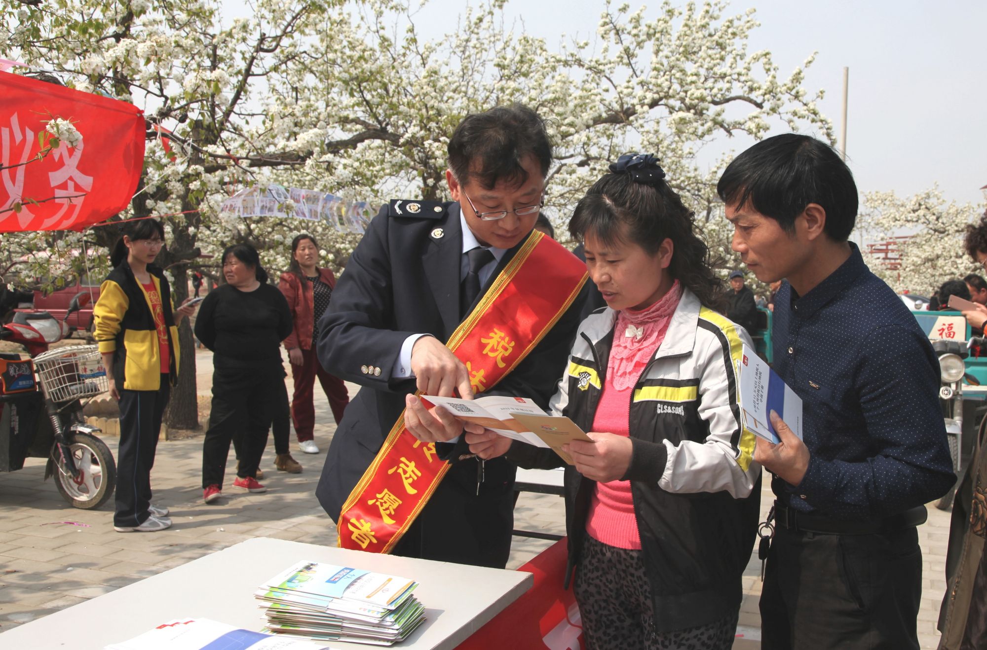 7.北京市房山区地税局干部在琉璃河镇为纳税人讲解个人所得税相关知识。