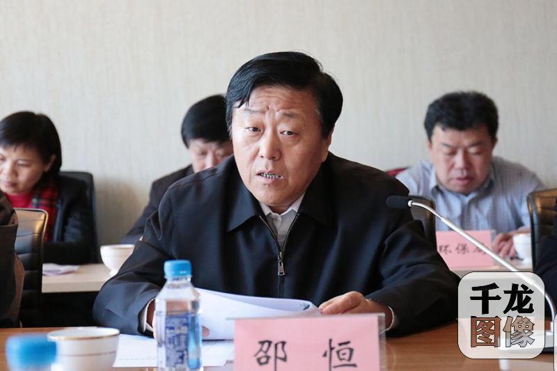 2016年3月23日，北京大兴区召开“十三五”规划纲要新闻发布会。图为大兴区常务副区长邵恒在会议上向媒体介绍情况。千龙网记者 王璟玥摄
