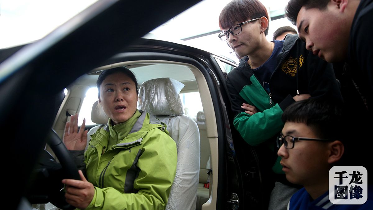 043月24日，北京城市学院汽车系专业的学生正在进行实车演练。千龙网记者 王悦摄3