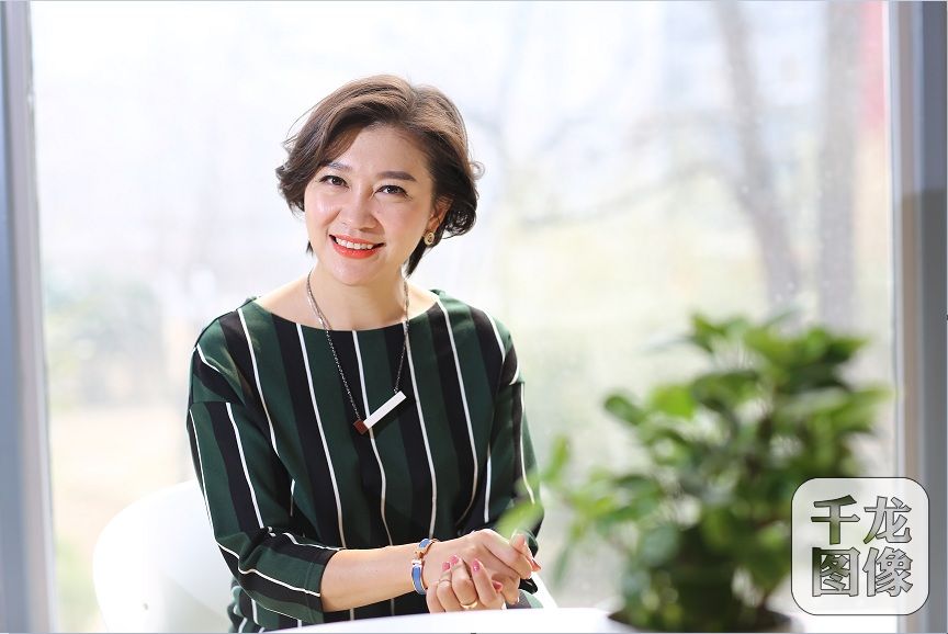 郝颖从小就有一股子其他小朋友没有的劲儿，爱看成功学、爱听老人讲过去的故事。“我不知道将来我会成为什么人，但我一定也会成为一个了不起的人”郝颖小时候对表姐说。