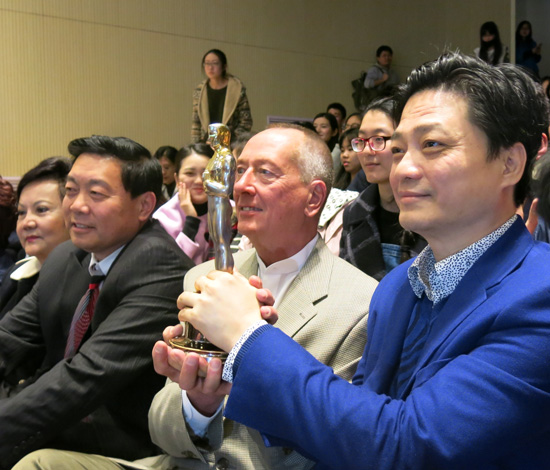 小崔、1989年奥斯卡最佳编剧巴瑞•莫罗携奥斯卡小金人亮相中国传媒大学广告博物馆，讲述电影《雨人》