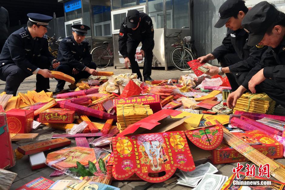 北京西城城管开展清明整治规范执法