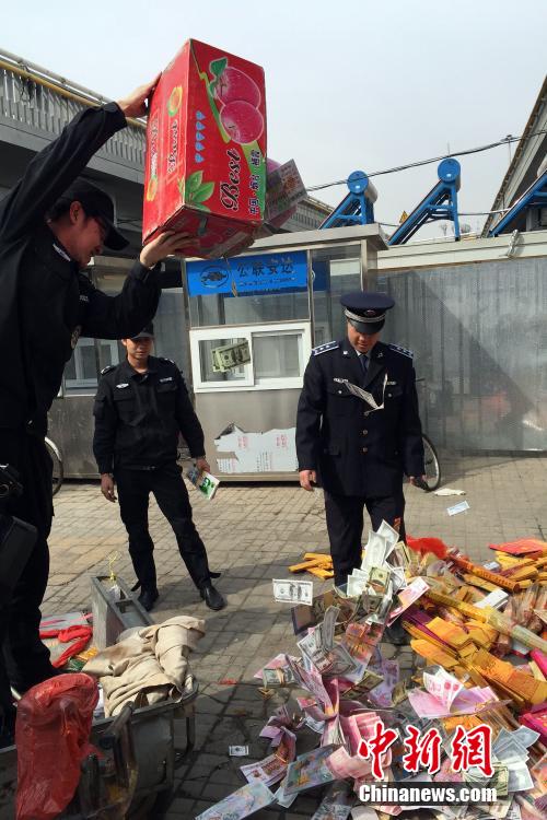 北京西城城管开展清明整治规范执法