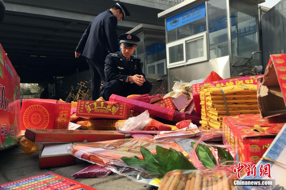 北京西城城管开展清明整治规范执法