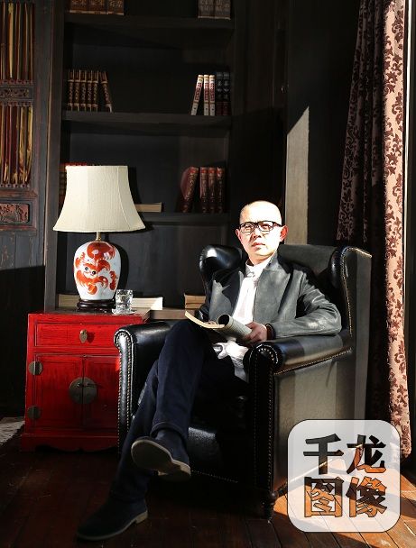        金岳霖受家庭影响，从小喜欢传统文化，父亲与爷爷在乐器、书画、摄影方面擅长，使得他骨子里对传统文化心之向往。2003年，金岳霖初入房地产领域，随着对行业的了解，深觉钢筋水泥间少了文化，人与人之间、社区之间的内核缺失。