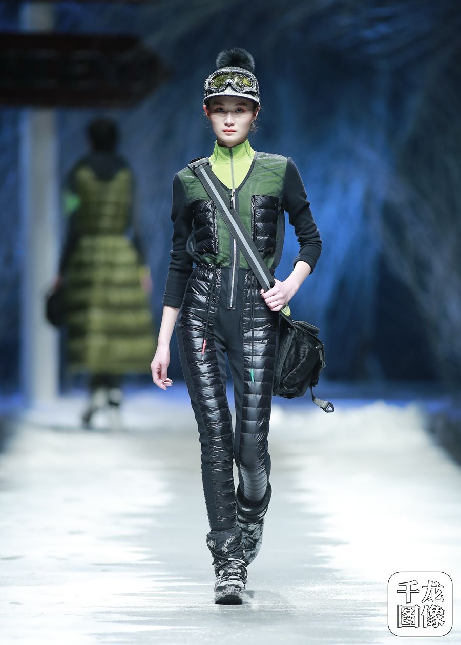 直击时装周|天热了,你咋还穿羽绒服?(9)-千龙网
