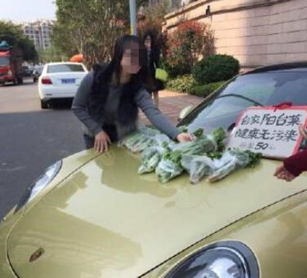 开保时捷卖菜走红 一小袋蔬菜竟值这么多钱！（组图）