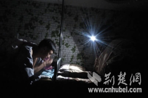 中国好室友为异地恋室友举灯照明