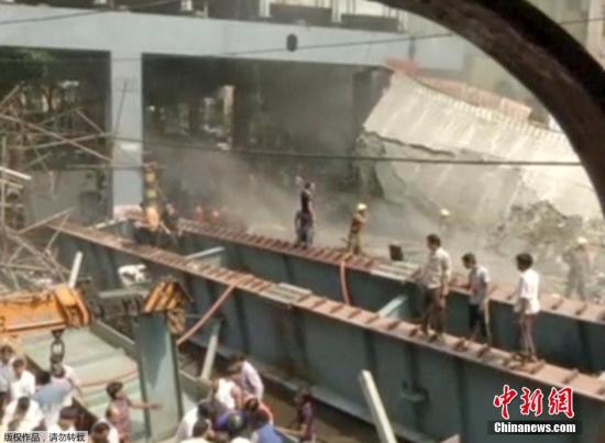 当地时间3月31日，印度加尔各答一座过街天桥倒塌。