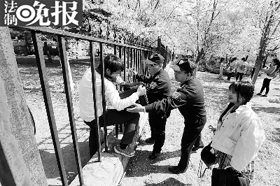 执法人员对不文明行为进行劝诫