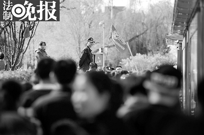 执法人员在公园内巡视