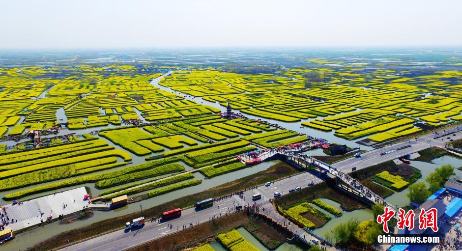 风景区游人如织 公路成“超级停车场”