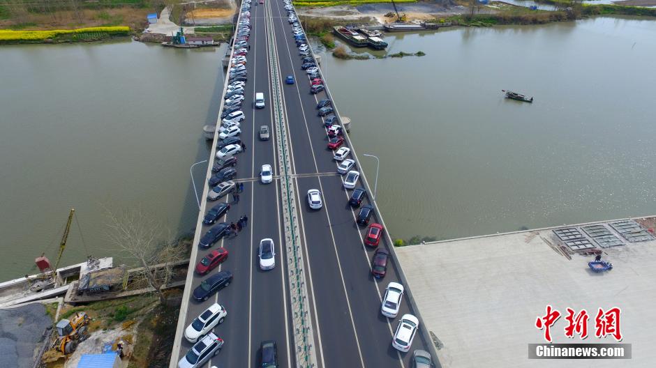 风景区游人如织 公路成“超级停车场”